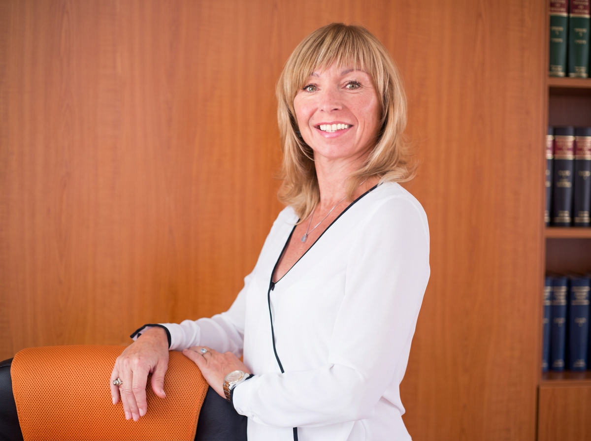 Portret odvetnice v pisarni